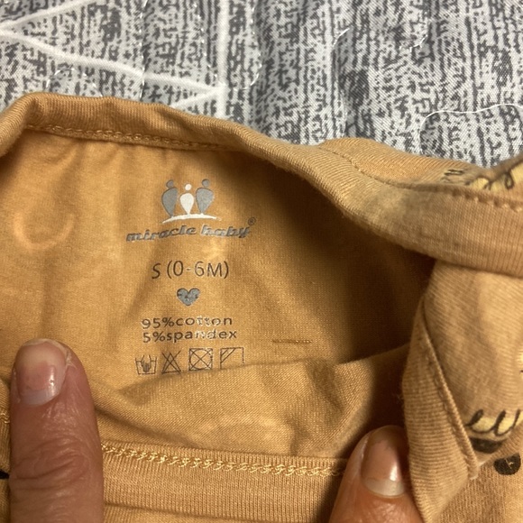 ⭐️ ⭐️ SOLD ⭐️ ⭐️ 3 pack gown sleepers with hand covers and ties at the bottom - Picture 2 of 5